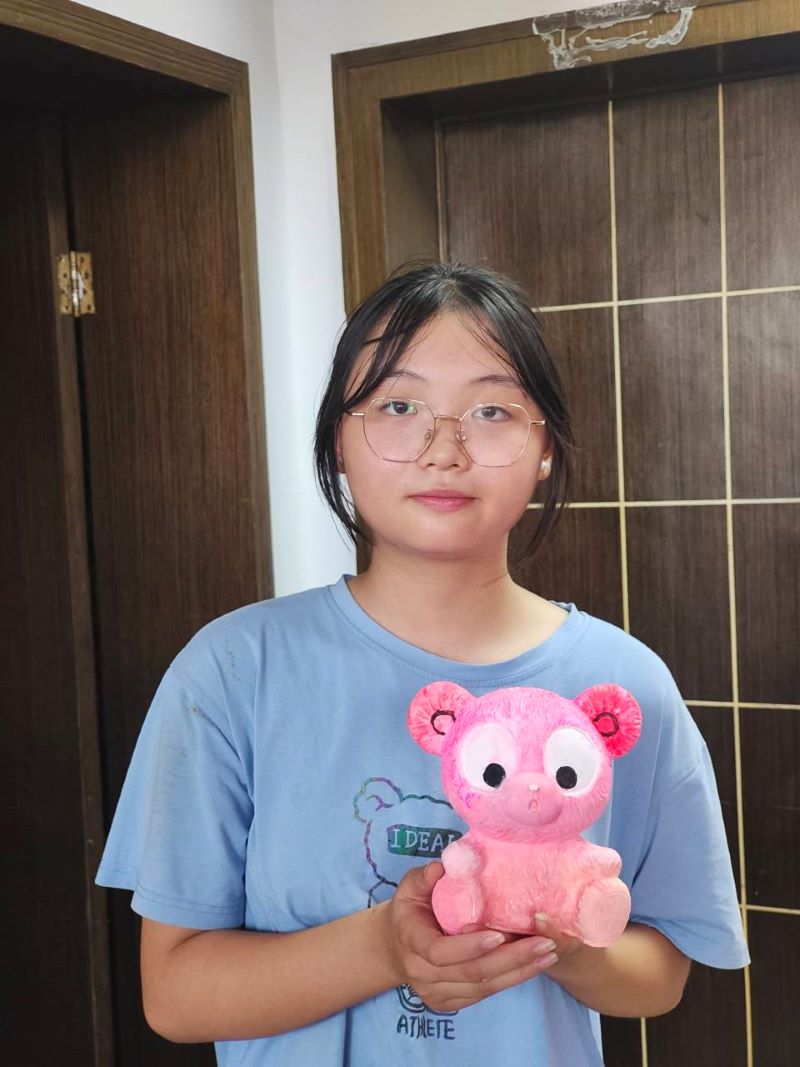 圖為李暢小朋友與石膏娃娃作品