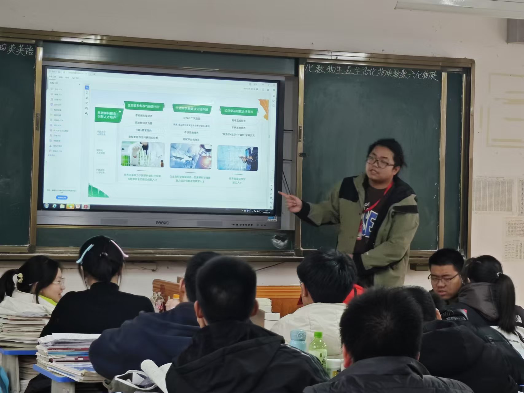 圖為主講人呂偉介紹學(xué)校特色專業(yè)。湯浩 供圖