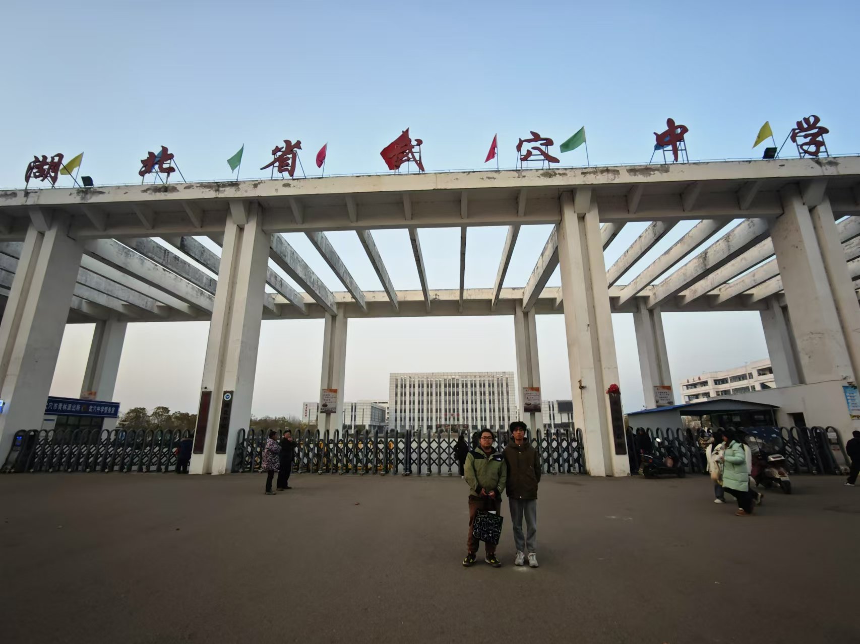 圖為部分隊(duì)員在校門口合影。王昊 供圖