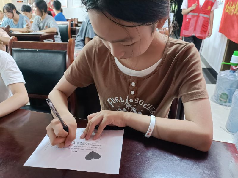 圖為小朋友寫(xiě)食品安全倡議書(shū)