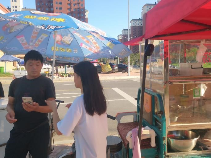 隊(duì)員通過線上問卷對小吃攤主進(jìn)行調(diào)查