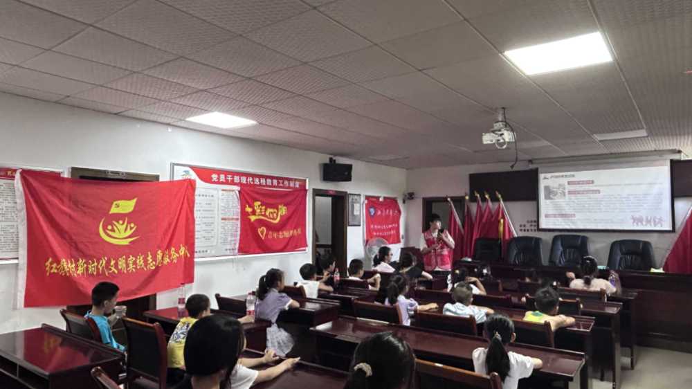圖為志愿者為小朋友們介紹盧溝橋事變的過程