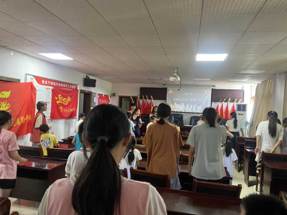 圖為志愿者與小朋友們集體默哀環(huán)節(jié)