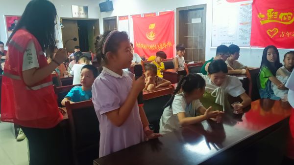 圖為小朋友進行自我分析的環(huán)節(jié)