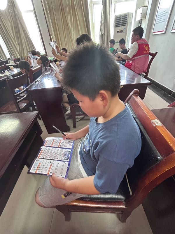 圖為小朋友閱讀網(wǎng)絡(luò)安全健康手冊